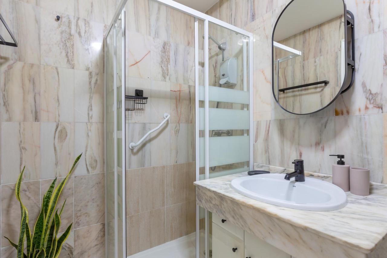 Bright Apartment With Patio And Balconies In The Center Málaga Buitenkant foto